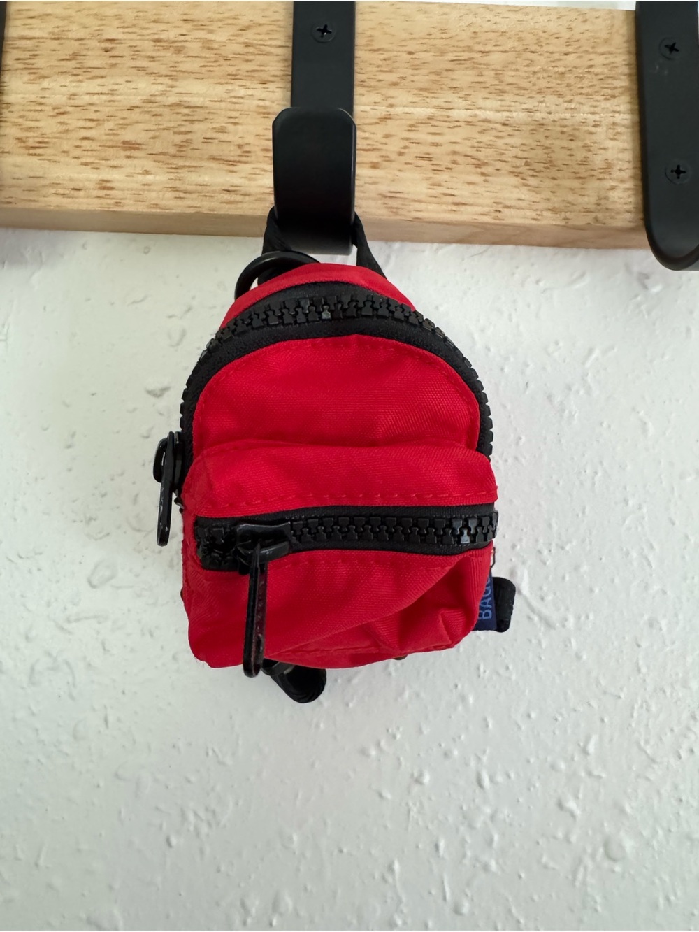 BAGGU Backpack Charm in Candy Apple